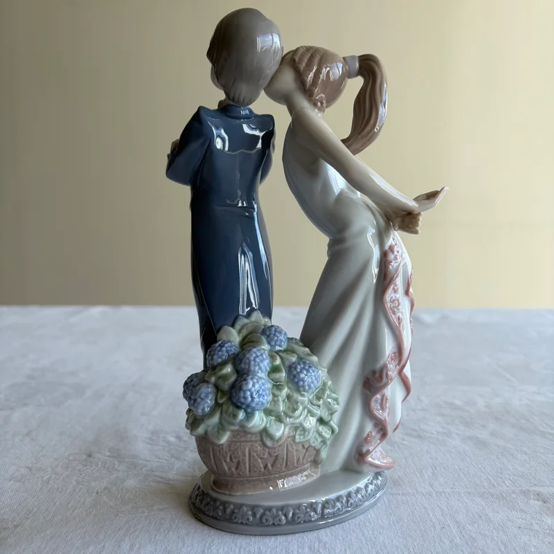 リアドロ(LLADRO) 磁器フィギュリン カップル抱擁 花かご付き モデル5555